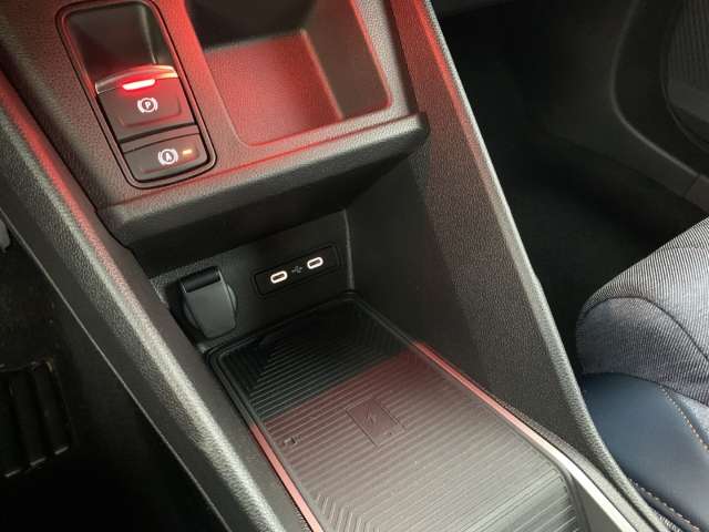 Fahrzeugbild eines Renault 4 E-TECH