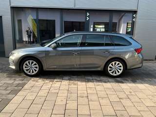 Schräge Frontansicht auf einen Skoda Octavia , freigestellt