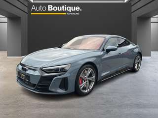 Schräge Frontansicht auf einen Audi e-tron GT , freigestellt