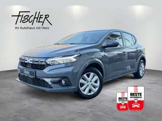 Schräge Frontansicht auf einen Dacia Sandero , freigestellt