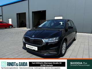Schräge Frontansicht auf einen Skoda Fabia , freigestellt