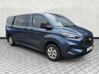 Schräge Frontansicht auf einen Ford Transit Custom , freigestellt