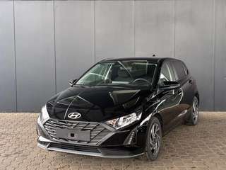 Schräge Frontansicht auf einen Hyundai i20 , freigestellt