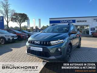 Schräge Frontansicht auf einen Dacia Sandero , freigestellt