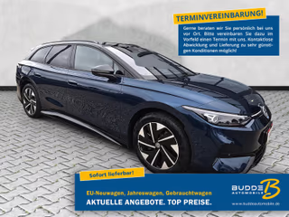 Schräge Frontansicht auf einen Volkswagen ID.7 , freigestellt