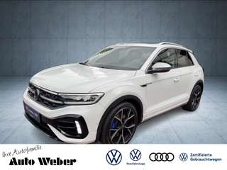 Schräge Frontansicht auf einen Volkswagen T-Roc , freigestellt