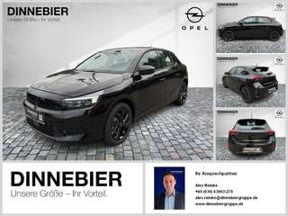 Schräge Frontansicht auf einen Opel Corsa , freigestellt