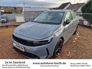 Schräge Frontansicht auf einen Opel Corsa , freigestellt