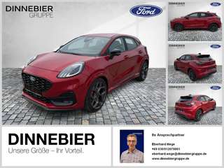 Schräge Frontansicht auf einen Ford Puma , freigestellt