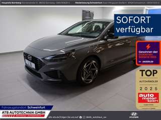 Schräge Frontansicht auf einen Hyundai i30 , freigestellt