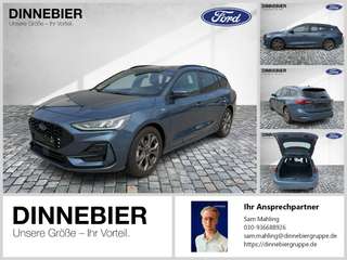 Schräge Frontansicht auf einen Ford Focus , freigestellt