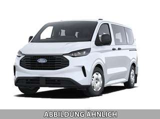 Schräge Frontansicht auf einen Ford Transit Custom , freigestellt
