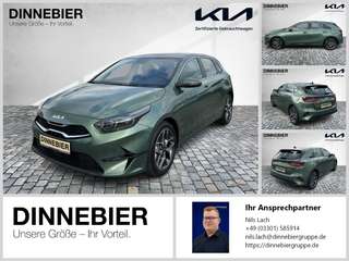 Schräge Frontansicht auf einen Kia cee'd , freigestellt
