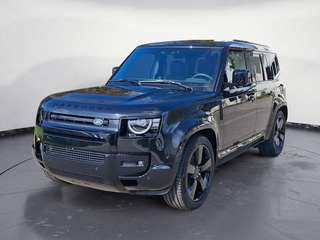 Schräge Frontansicht auf einen Land Rover Defender , freigestellt