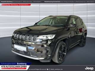 Schräge Frontansicht auf einen Jeep Compass , freigestellt