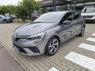 Schräge Frontansicht auf einen Renault Clio , freigestellt