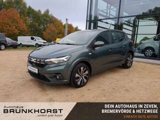 Schräge Frontansicht auf einen Dacia Sandero , freigestellt