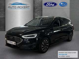 Schräge Frontansicht auf einen Ford Focus , freigestellt