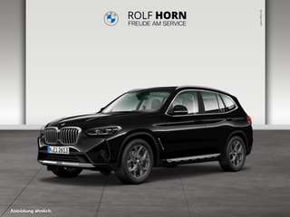 Schräge Frontansicht auf einen BMW X3 , freigestellt