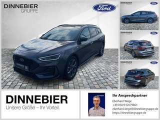 Schräge Frontansicht auf einen Ford Focus , freigestellt