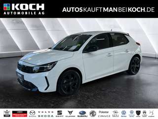 Schräge Frontansicht auf einen Opel Corsa , freigestellt