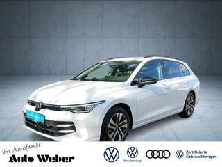 Schräge Frontansicht auf einen Volkswagen Golf , freigestellt