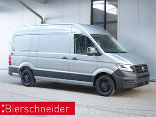 Schräge Frontansicht auf einen Volkswagen Crafter , freigestellt