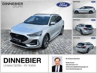 Schräge Frontansicht auf einen Ford Focus , freigestellt