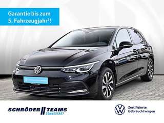 Schräge Frontansicht auf einen Volkswagen Golf , freigestellt