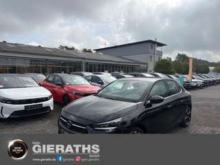 Schräge Frontansicht auf einen Opel Corsa , freigestellt