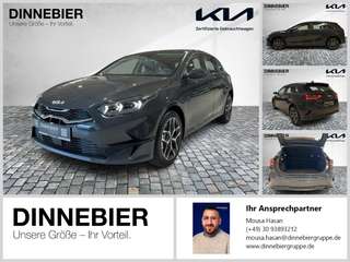 Schräge Frontansicht auf einen Kia cee'd , freigestellt