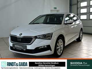 Schräge Frontansicht auf einen Skoda Scala , freigestellt
