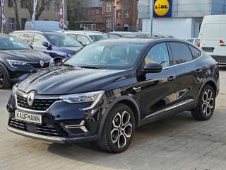 Schräge Frontansicht auf einen Renault Arkana , freigestellt
