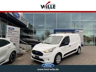 Schräge Frontansicht auf einen Ford Transit Connect , freigestellt