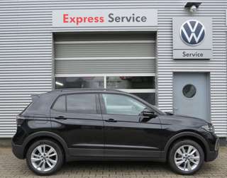 Schräge Frontansicht auf einen Volkswagen T-Cross , freigestellt