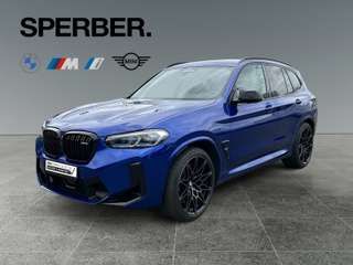 Schräge Frontansicht auf einen BMW X3 , freigestellt