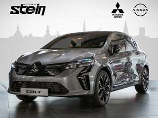 Schräge Frontansicht auf einen Mitsubishi Colt , freigestellt