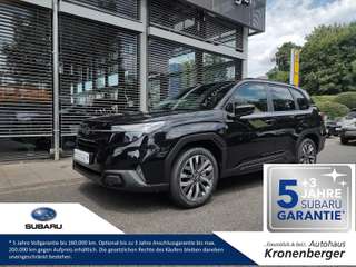 Schräge Frontansicht auf einen Subaru Forester , freigestellt