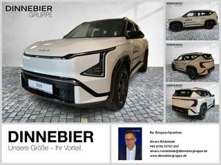 Schräge Frontansicht auf einen Kia EV5 , freigestellt