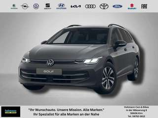Schräge Frontansicht auf einen Volkswagen Golf , freigestellt