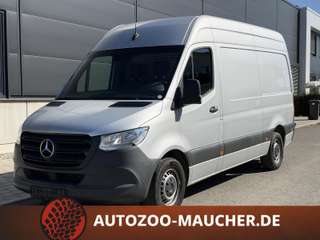Schräge Frontansicht auf einen Mercedes-Benz Sprinter , freigestellt