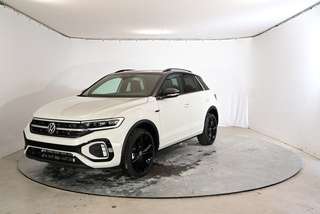 Schräge Frontansicht auf einen Volkswagen T-Roc , freigestellt