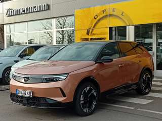 Schräge Frontansicht auf einen Opel Grandland X , freigestellt