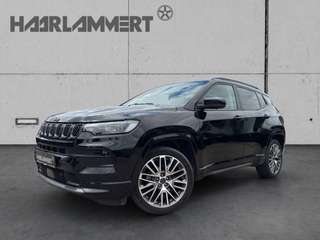 Schräge Frontansicht auf einen Jeep Compass , freigestellt