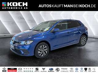 Schräge Frontansicht auf einen Volkswagen Polo , freigestellt