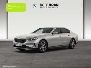Schräge Frontansicht auf einen BMW 5er-Reihe , freigestellt