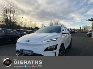 Schräge Frontansicht auf einen Hyundai Kona Elektro , freigestellt