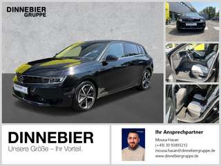 Schräge Frontansicht auf einen Opel Astra , freigestellt