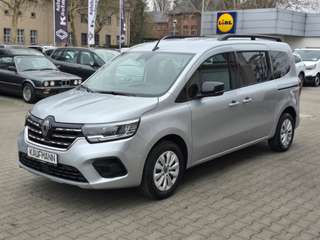 Schräge Frontansicht auf einen Renault Kangoo , freigestellt
