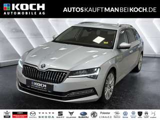 Schräge Frontansicht auf einen Skoda Superb , freigestellt